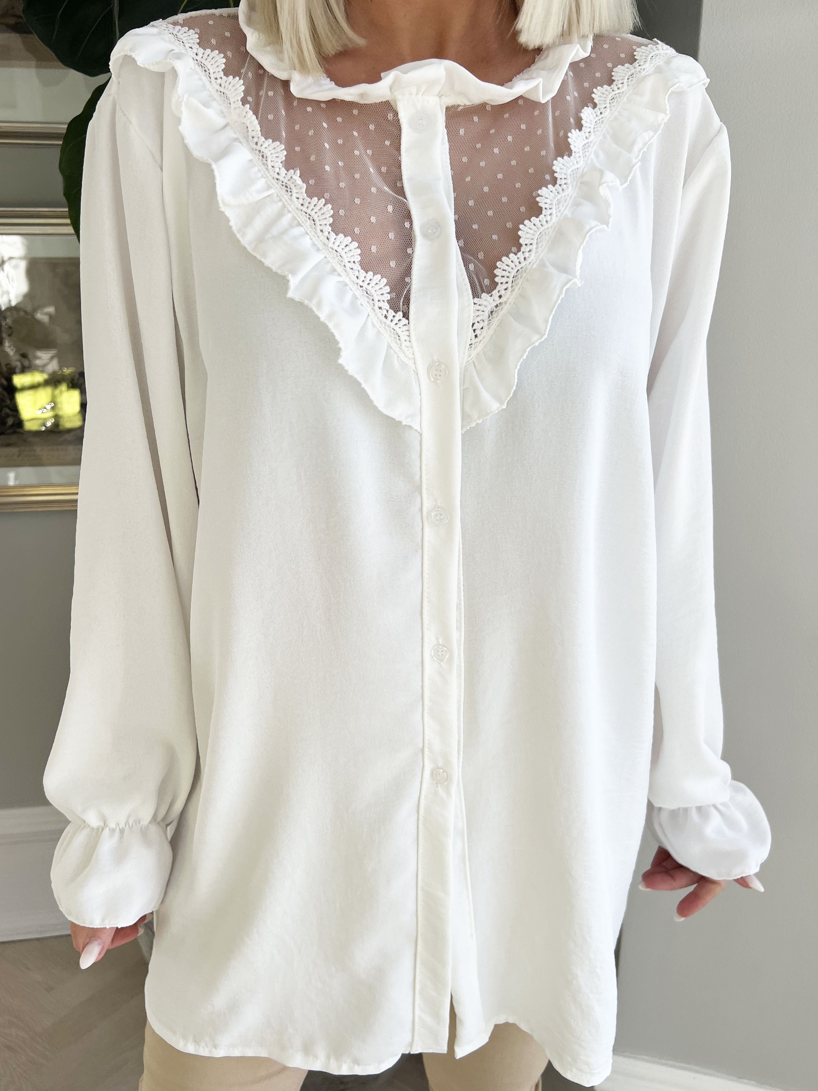 Ilsa - Söt skjorta med spets och volangdetaljer